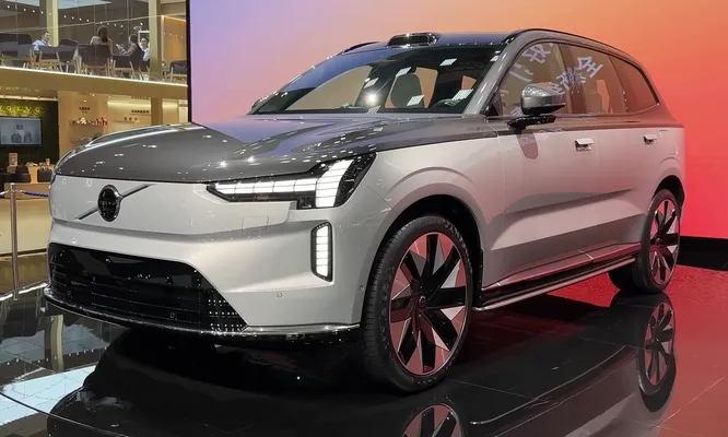 У категорії «люкс» найкращим став Volvo EX90. Випускається він, до речі, ще з 2023 року, тож шлях великого шведського кросовера до нагороди виявився довгим.
Autosdeprimera - Wikipedia