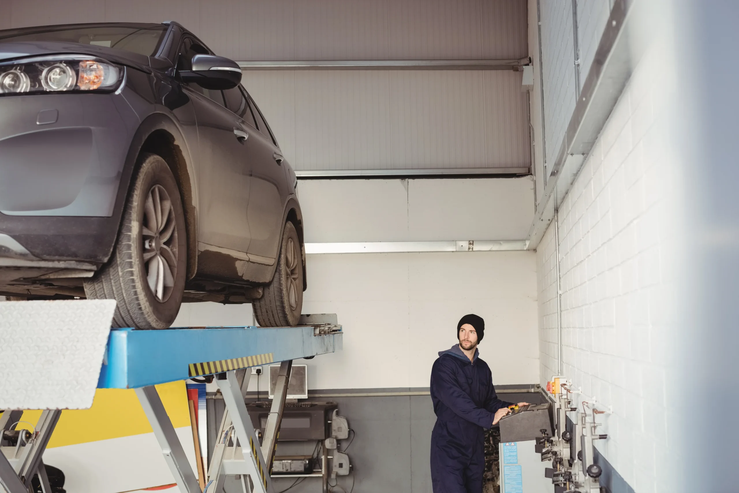 Для початку роботи потрібно стійко встановити автомобіль на стенді Джерело: Freepik