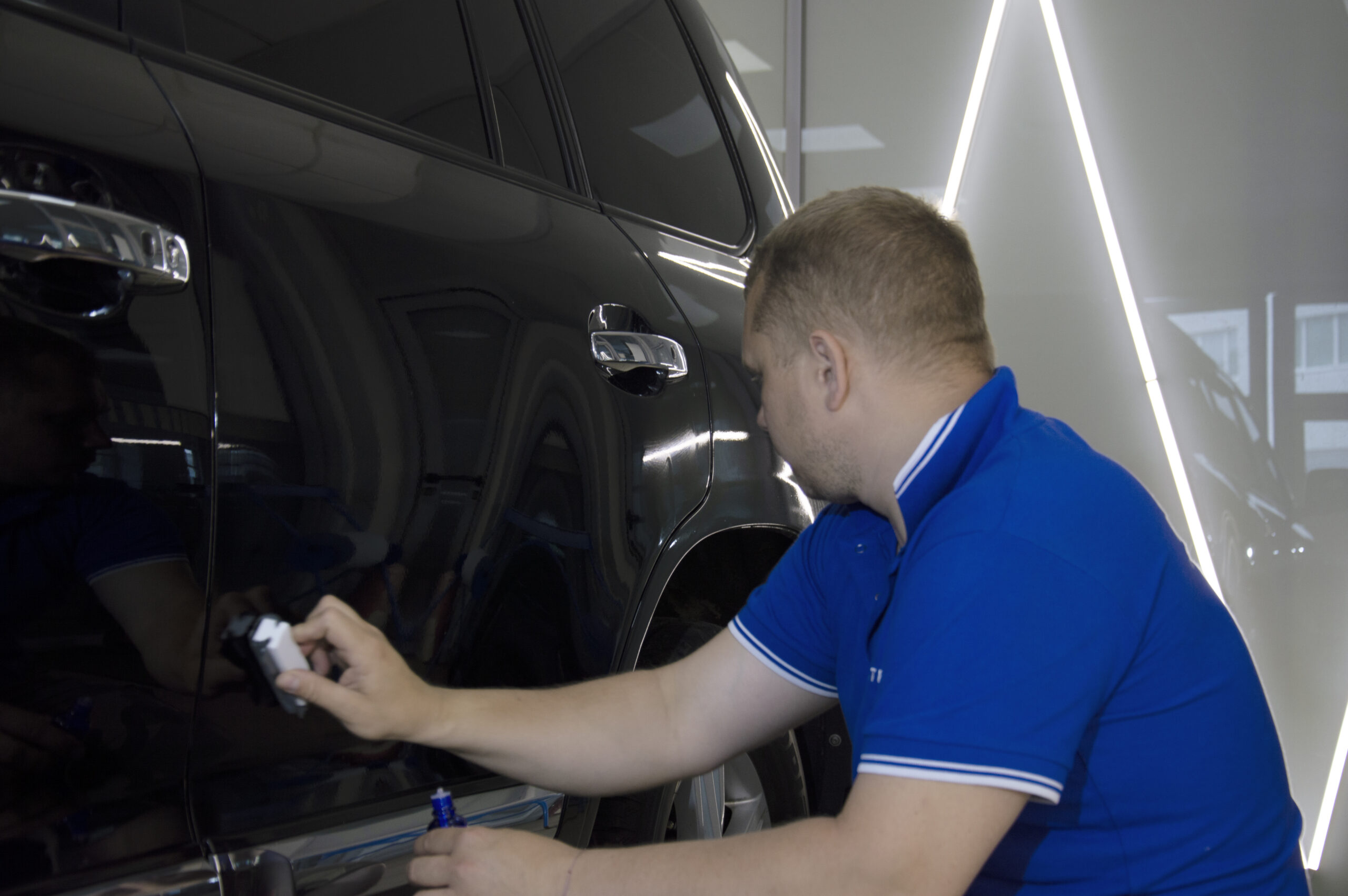 Нанокераміка ClearFX Exterior створює надзвичайно твердий шар (до 10H за шкалою Мооса), який значно підвищує стійкість лаку до подряпин, потертостей, впливу дрібних камінців та піск. Автор фото: Ценртр тонування та детейлінгу CONTRAST