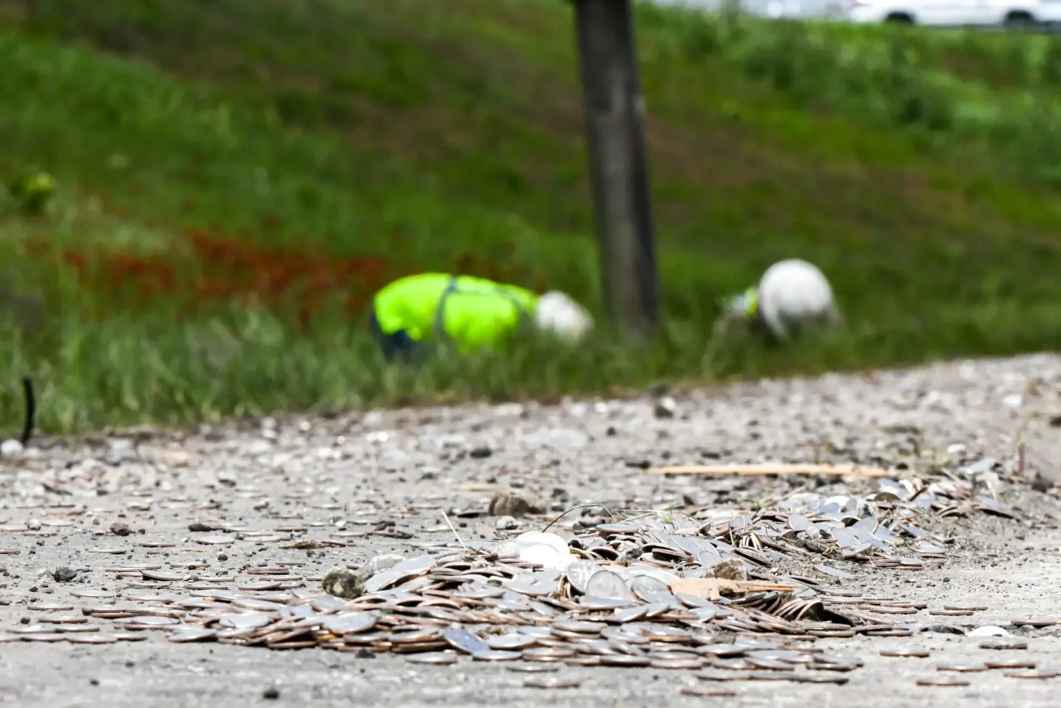 Монети номіналом 10 центів розсипалися вздовж автошляху U.S. Route 287 після того, як 18-колісна вантажівка перекинулася та висипала дріб’язок на дорогу. Джерело: Остін Джексон / Wise County Messenger