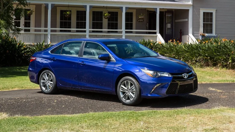 Toyota Camry (2016)