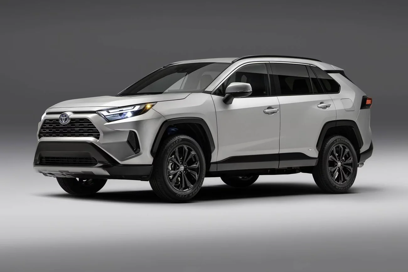 2025 Toyota RAV4 Hybrid. Фото: Edmunds