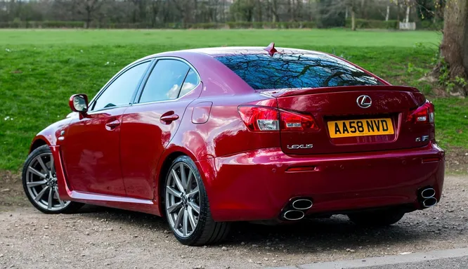 З одного боку труби Lexus IS-F справжні, з іншого – фейкові.
Toby_Parsons - Pixabay.com