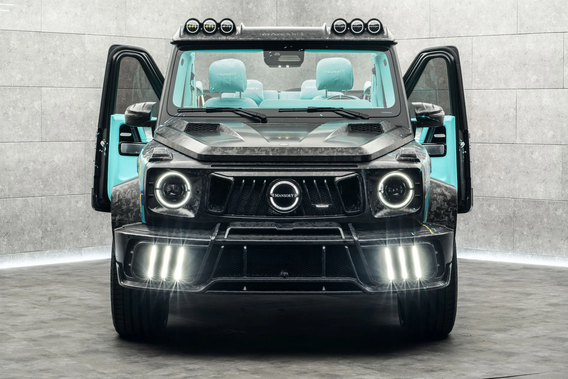Двері відчиняються проти напрямку руху. Джерело: Mansory