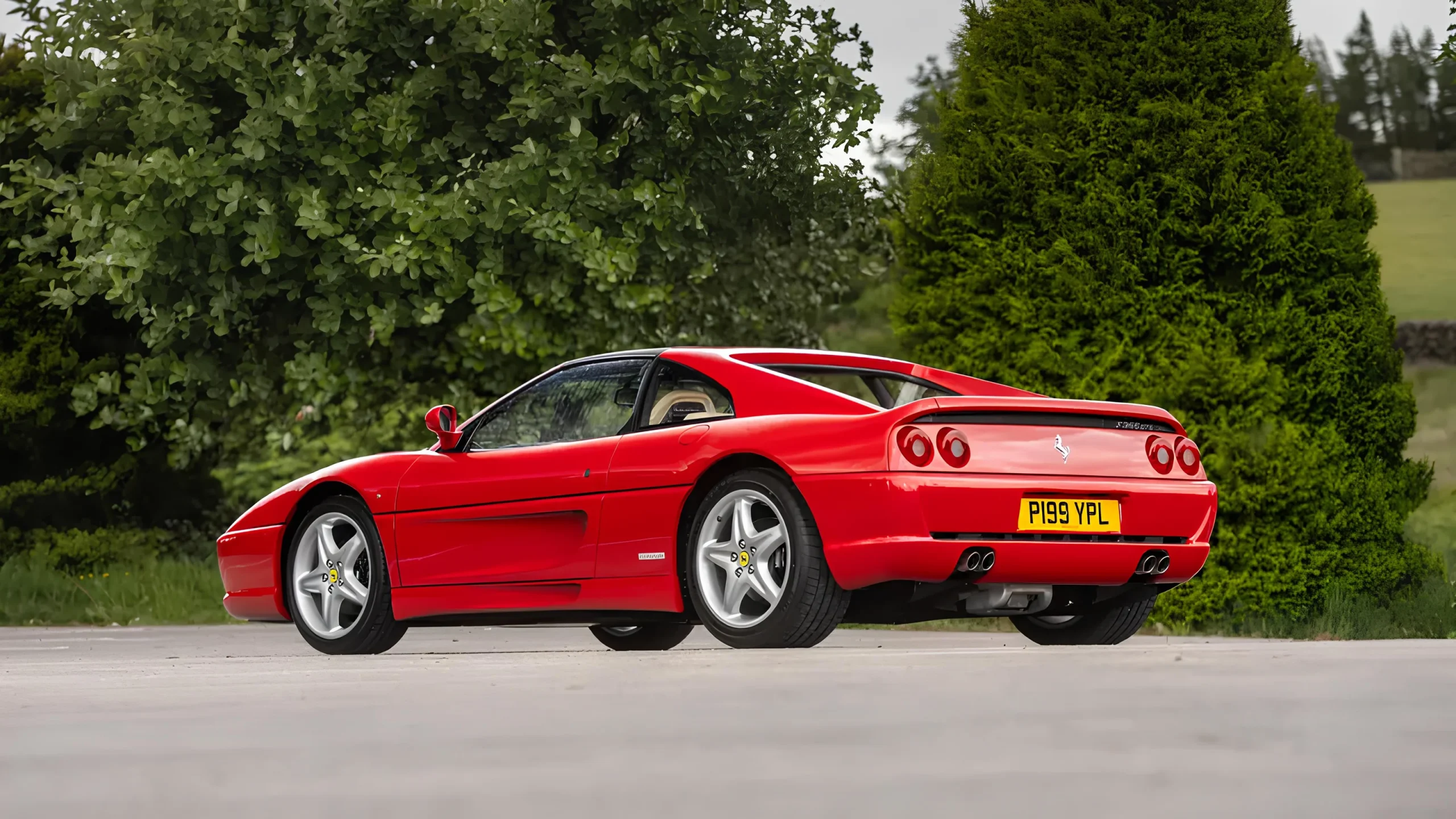 У автомобілі Ferrari F355 встановлений двигун V8 об'ємом 3,5 літра, який видає потужність 380 кінських сил. Джерело: RM Sotheby's
