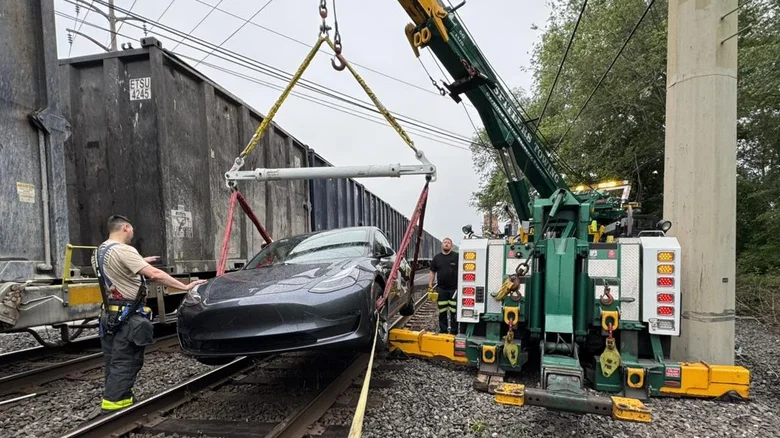 Tesla на автопілоті виїхала на залізничні колії та потрапила в ДТП з потягом
