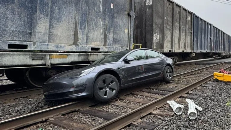 Tesla на автопілоті виїхала на залізничні колії та потрапила в ДТП з потягом