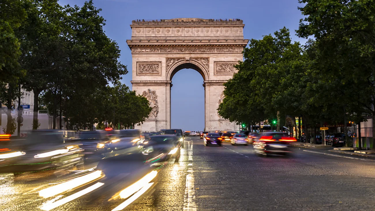 Чому в Парижі немає знаків «Стоп»