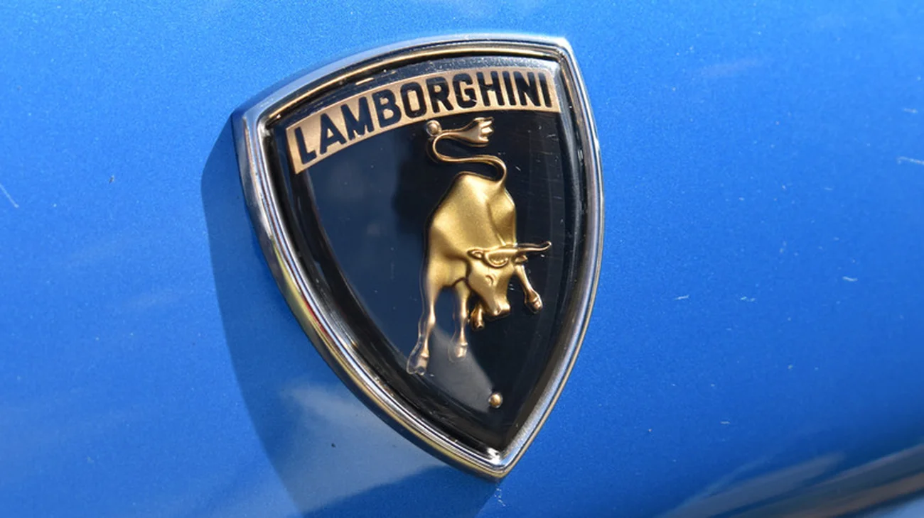 Таємниці автологотипів: що насправді означають емблеми відомих брендів