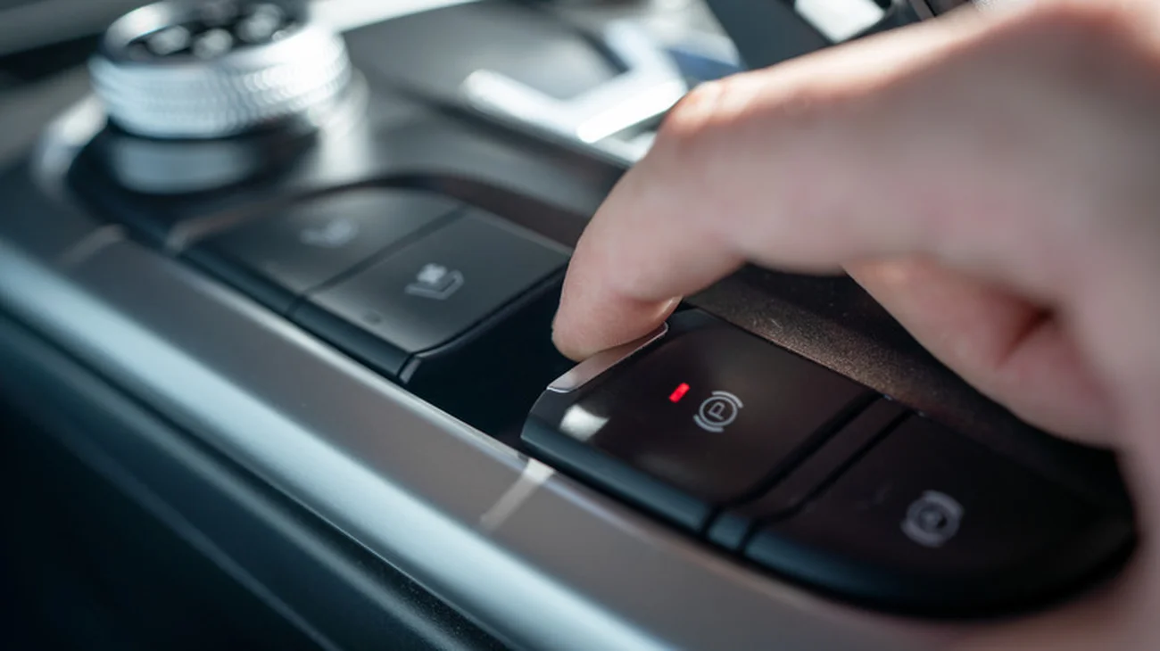 Кнопка замість важеля: Чому автовиробники відмовляються від ручника