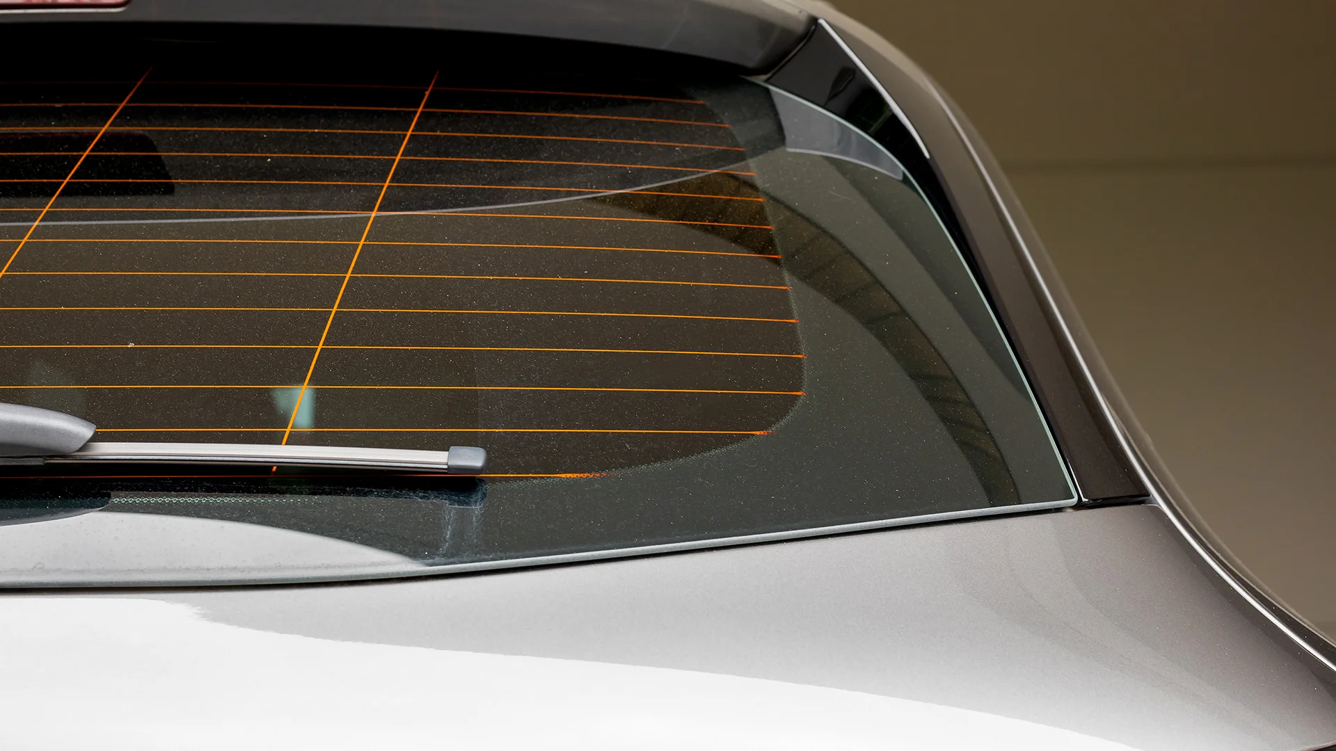 Навіщо на заднє скло автомобіля наносять горизонтальні полоси: відповідь знають одиниці