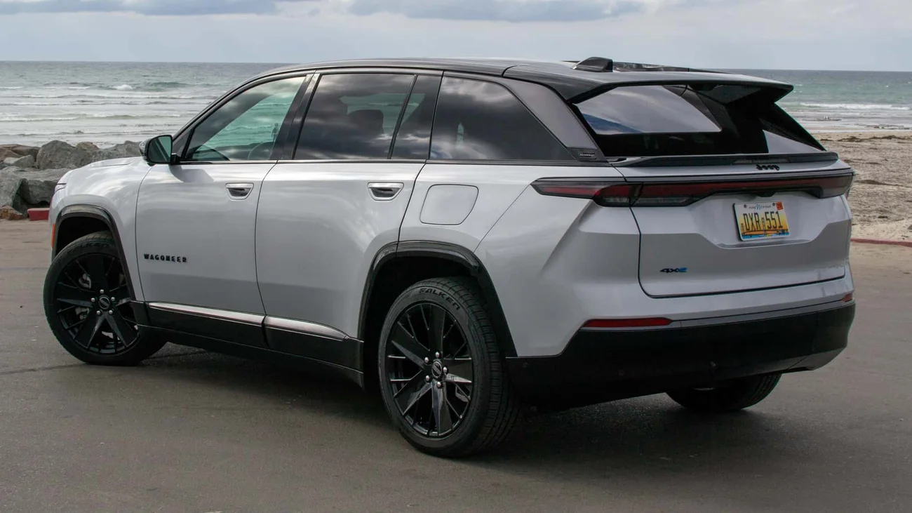 Новий Jeep Wagoneer S відкликають одразу після запуску: що сталося?